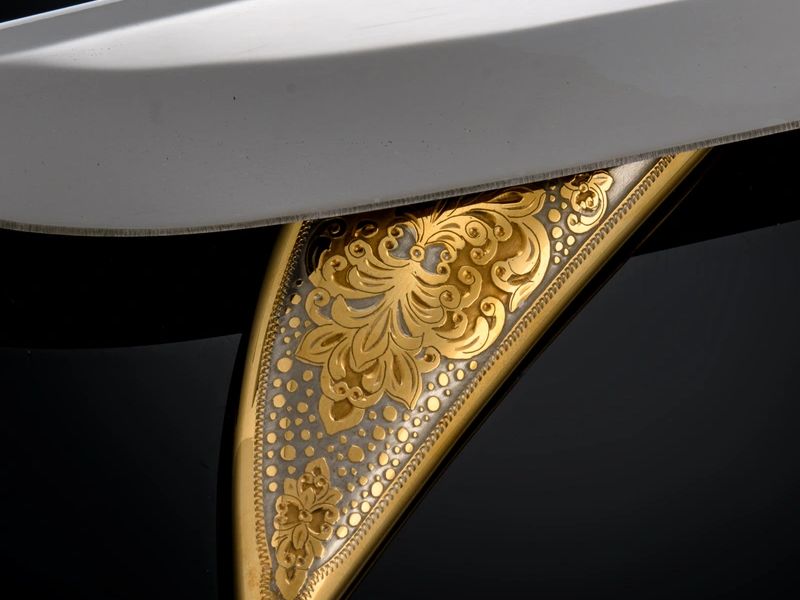 Detalhe de gravação ornamental em peça do site The Blade Arts